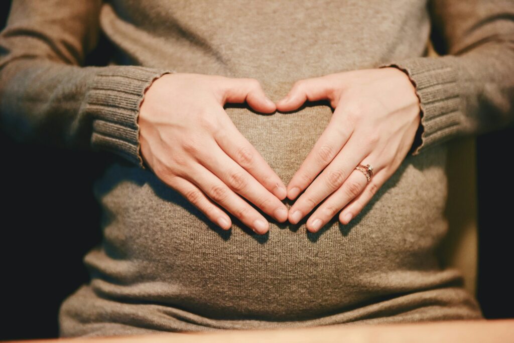 Le ventre d'une femme enceinte